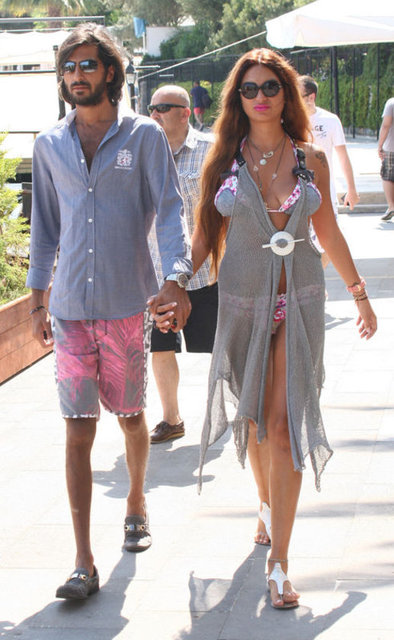 ŞİKÂYETÇİ OLMADILAR  -  - Beymen Cafe'de müşterilerin gözü önünde gerçekleşen olay üzerine Süreyya Yalçın'ın koruması, polis çağırdı.