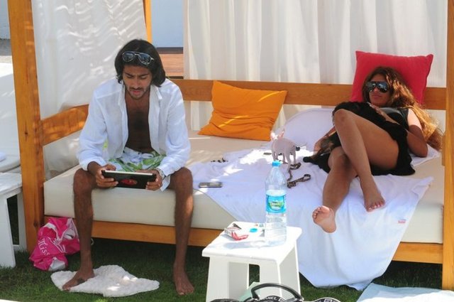 Gökkaya, arkadaşı olan Ozan Bora'ya "Sen ne biçim delikanlısın. İnsan arkadaşına bunu yapar mı" deyip saldırdı.