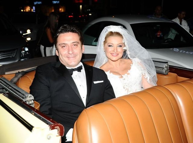 Canlı yayından çıkıp tekneyle Kuruçeşme'ye gelen çift, düğün alanına klasik otomobille geçti.