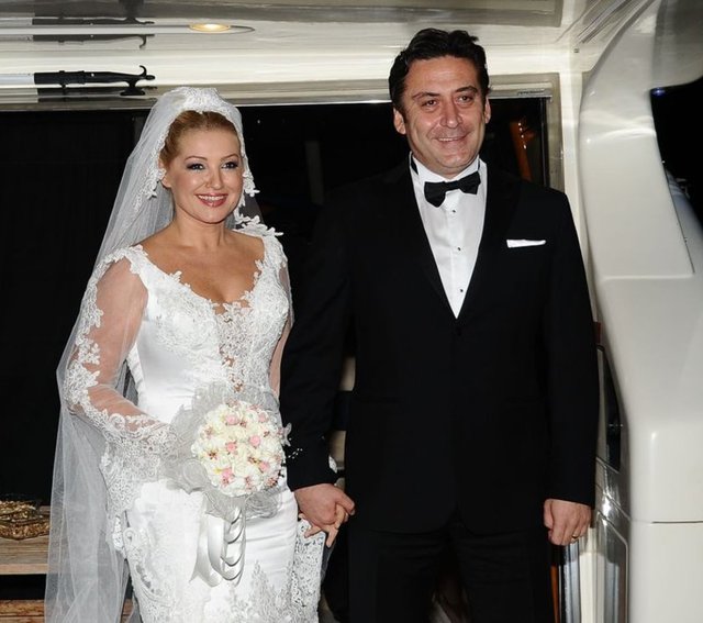 Çift, burada objektiflere birlikte mutluluk pozu verirken, Zahide Yetiş, "Paris'te evlilik teklifi aldığım için yine Paris'te evlendik. Ailelerimiz ve yakınlarımız da istediği için düğün yaptık. Çok mutluyuz" dedi.