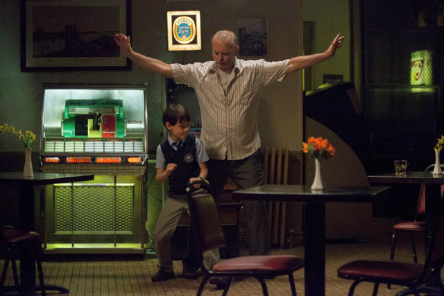 Theodore Melfi'nin ilk sinema eseri.  - Oscar şansı: 'En İyi Yardımcı Kadın Oyuncu'de yetenekli oyuncu Naomi Watts ile Amerikan halkının taptığı Melissa McCarthy, 'En İyi Erkek Oyuncu'da Bill Murray'nin adı geçiyor.
