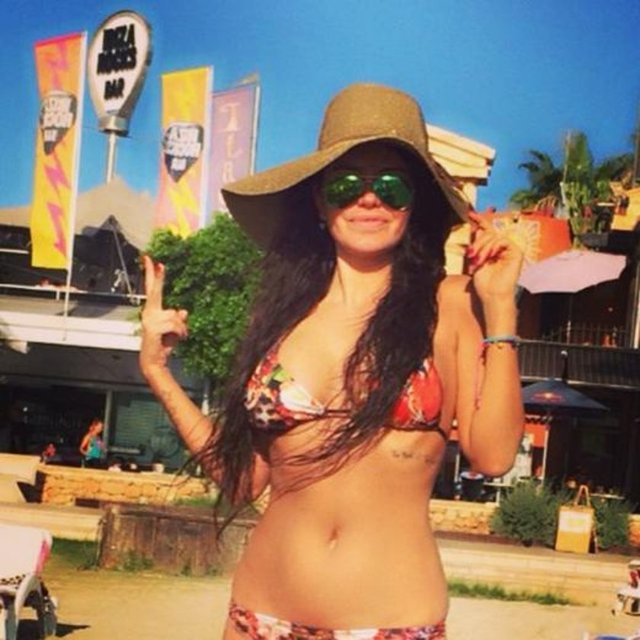 Tatil için İspanya'ya giden şarkıcı, plajda çektirdiği fotoğrafı "Ibiza'nın havası, suyu, bir de Ebru'su var artık" notuyla Instagram'da paylaştı.