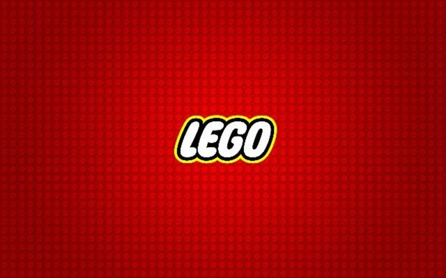 Oyuncak üreticisi 'Lego'nun ismi Danimarkacada 'iyi oyna' anlamına gelen 'legt godt' deyişinin birleşiminden geliyor. Lego latincede de 'birleştiriyorum' anlamına geliyor.