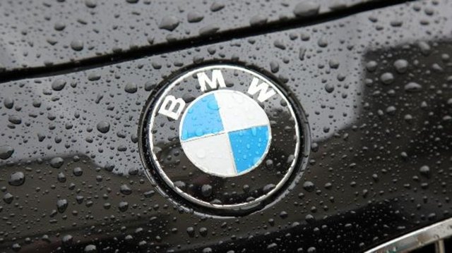 BMW'nin amblemindeki mavi beyaz renkler, Almanya'nın Bavyera eyaletinden geliyor. 1929 yılından bu yana uçak, motor ve daha sonra otomobil üreten BMW, amblemdede üretime uygun lastik içinde dönen pervane figürüne yer veriyor