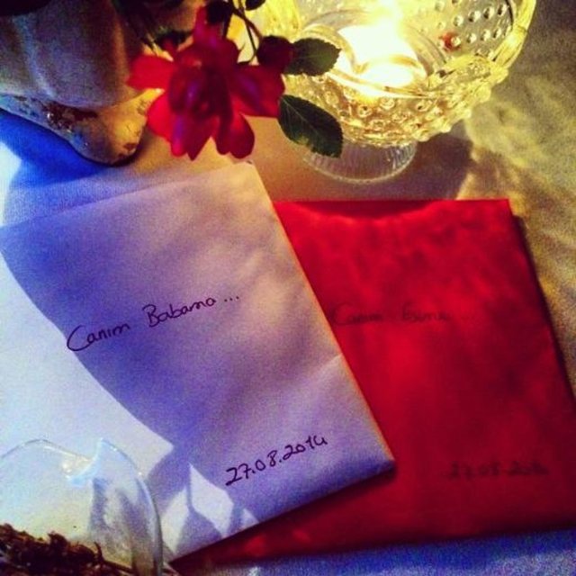 Karahan, Bedri Güntay'a kendi adına 'Canım eşime', oğlu adına ise 'Canım babama' yazılı mektuplar verdi. Doğmamış oğlu adına yazılmış mektubu alan Güntay duygusal anlar yaşadı.