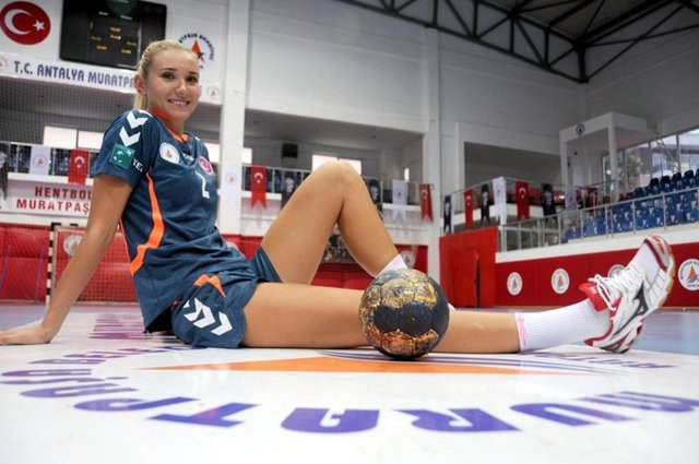 Muratpaşa Belediyespor'un Ukraynalı sağ oyun kurucusu 30 yaşındaki Olga Laiuk,