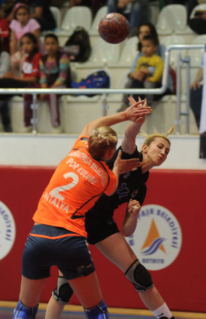 Ülkesinde oynadığı takımlarda şampiyonluk kazandıktan sonra İspanya ve Fransa'daki takımların formalarını giydi.