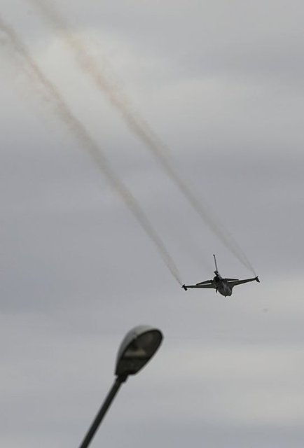 Ardından havalanan Türk Yıldızları, yaptıkları birbirinden zor hareketlerle izleyenlere keyifli anlar yaşattı.