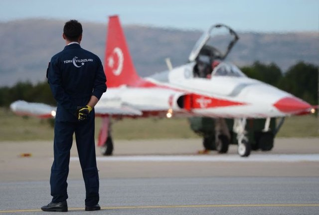 Eskişehir'de Türk Hava Kuvvetleri'nin 103'ncü kuruluş yıl dönümü nedeniyle Türk Yıldızları'nın yaptığı akrobasi gösterileri nefes kesti.