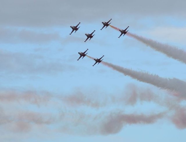Türk yıldızlarının havada çizdikleri kalp figürü izleyenlerin beğenisini kazandı.  -  - AA