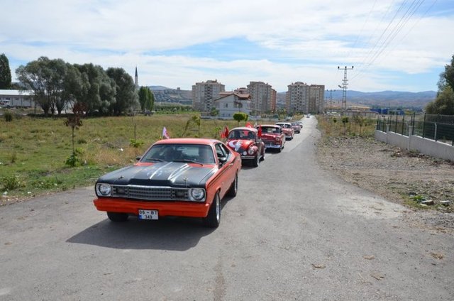 Klasik otomobiller, tanıtım turunun ardından pazar yerinde sergilendi.