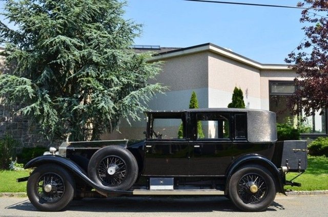Bunların arasında en yaşlısı Ankara'da 1926 model bir Rolls Royce Silver Ghost 'Warwick'. 90 yaşındaki araba muayeneli. 4 bin motor, 4 kapılı ve sedan olan araba, tam 450 bin Amerikan doları yani yaklaşık 1 buçuk milyon lira değerinde. -