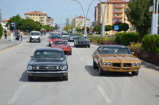 Klasik otomobiller sokaklarda Ankara'nın Kazan İlçesi'nde Gaziler Haftası nedeniyle düzenlenen etkinlikte klasik otomobil ve motosikletler 10 kilometrelik tanıtım turu attı.