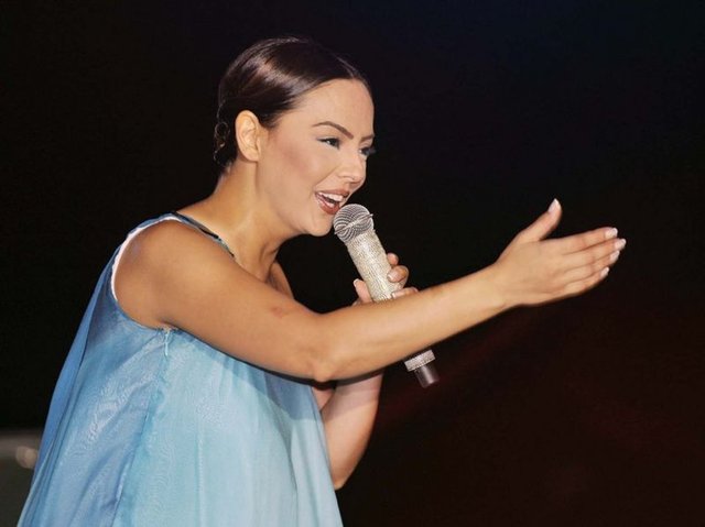 Yine personel kapısından çıkan ünlü şarkıcı, aldığı ürünlerin Kanlıca'daki yalısına gönderilmesini istedi.