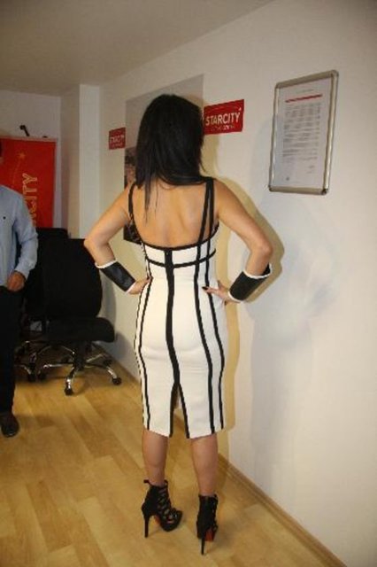 Ve bu yorum üzerine arkasını dönüp "Benim basenlerim o kadar büyük mü?" diye sordu.