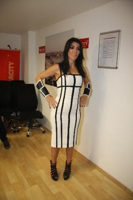 Konser öncesi habercilerle sohbet eden Yener, "Sizi Kim Kardashian'a benzetiyorlar" yorumuyla şaşırdı.