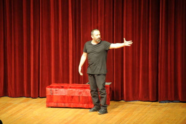 CEM YILMAZ KIRDI GEÇİRDİ: MANİTACILIK YAPMAYA GELDİM - 26. Kristal Elma Yaratıcılık Festivali'nin kapanış gecesinde sahneye çıkan ünlü komedyen, esprileriyle sevenlerini gülme krizine soktu.