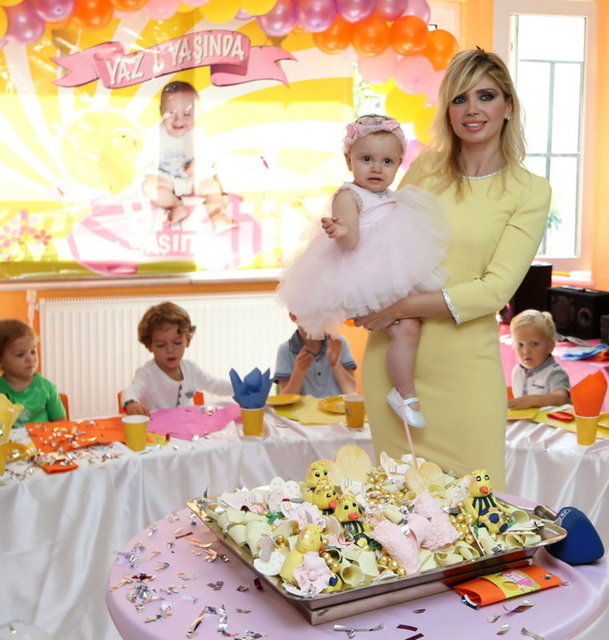 Fenerbahçe Kulübü Başkanı Aziz Yıldırım'ın kızı Yaz'ın birinci yaş günü kutlandı. -  -