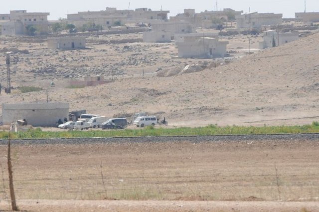 Türk sınırına yaklaşık 400 metre mesafede bulunan Karamuk köyünde birkaç binayı karakol haline getiren IŞİD mensuplarının, 7 motosiklet ve araçlarla sınırda devriye gezdiği görüldü.