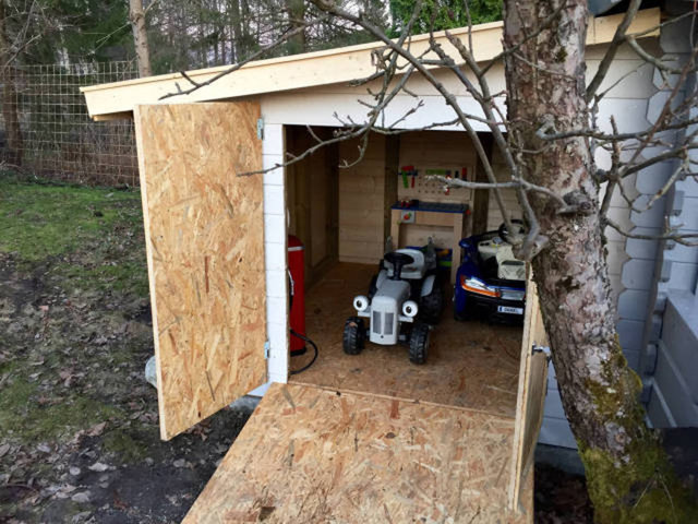 Artık oğlunun da arabalarını park edebileceği bir garajı var.