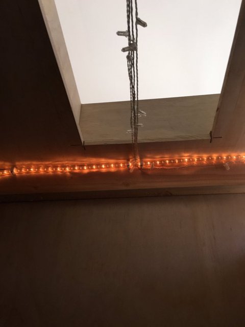 Yaratıcı adam, kirayı arttırmadan evlerine fazladan bir oda eklemek isteyenler için iyi bir alternatif sunduğunu belirtiyor. Yaklaşık 2,5 metre uzunluğundaki tahta odaya sürgülü bir kapıyla giriliyor. Odanın içinde ise yatak, katlanır masa, kitap-giysi bölmeleri ve ışıklandırma bulunuyor.