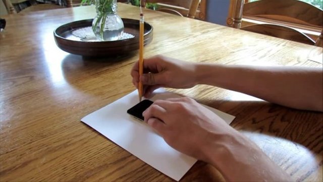 TELEFONU İÇİN ODUNDAN KORUCUYU KILIF YAPTI!