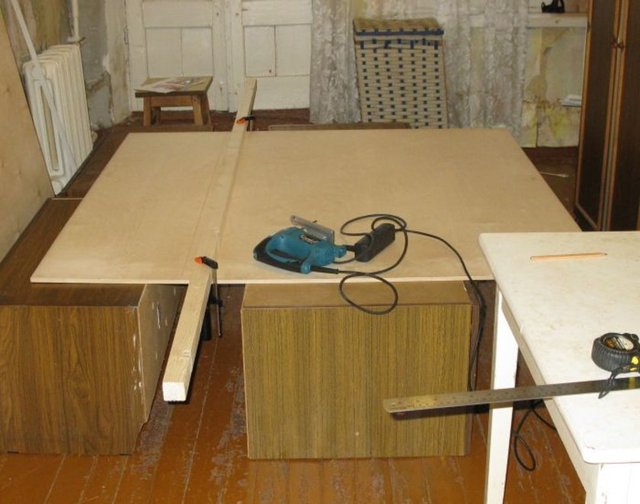 Küçük kızının sıkıcı bir odada uyumasını istemeyen bir baba, onun için özel olarak bir kale inşa etti.