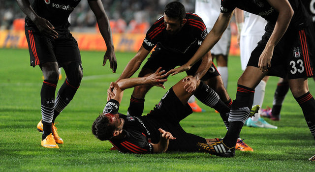 Tedavisi yapılan siyah-beyazlı futbolcu oyuna tekrar devam etti.