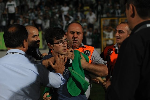 Tribünlerde bazı taraftarlar sahaya girerken, bazıları da koltukları içeriye attı.