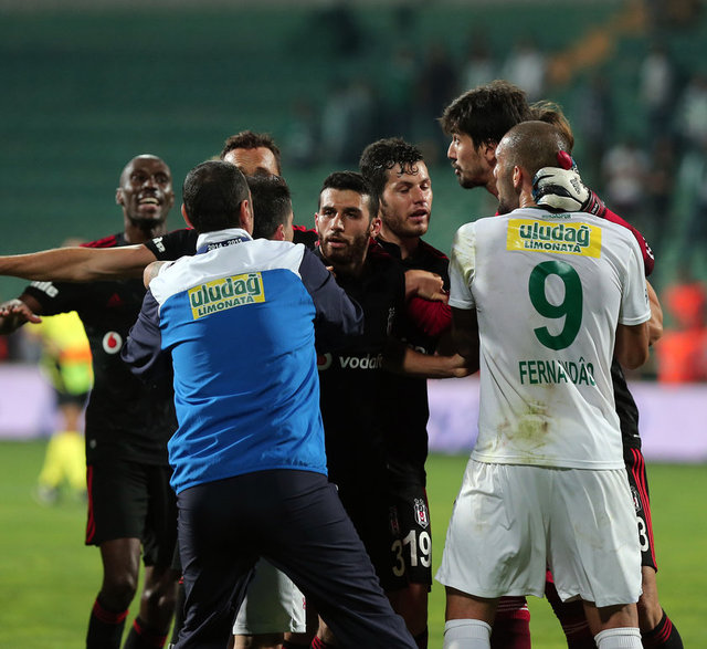 Ayrıca her iki takımın yedek kulübesinde bulunan futbolcular da Tolga ile Fernandao'nun tartışmasını ayırmaya çalıştı.