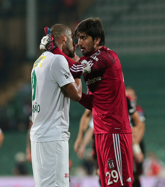 Hakemin bitiş düdüğünün ardından bazı taraftarlar sahaya girmeye çalışırken, bazıları da koltukları içeriye attı. -