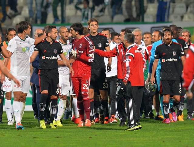 Bu arada tribünlerde bulunan bayan taraftarın fenalaştığı görülürken, 2 kişi de gözaltına alındı.