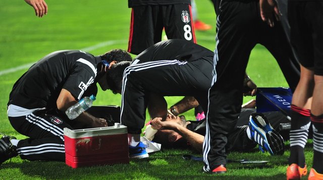 Bursasporlu futbolcu Renato Civelli ile girdiği hava topu mücadelesi sonrası rakibinin tekmesi yüzüne gelen Sivok kanlar içinde yerde kaldı.