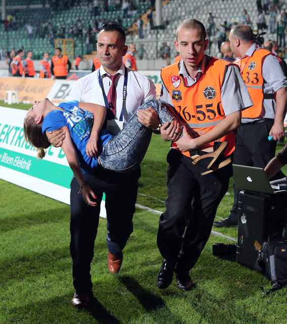 Bursaspor ile Beşiktaş arasında oynanan ve siyah-beyazlı takımın 1-0 kazandığı maçın ardından saha karıştı.