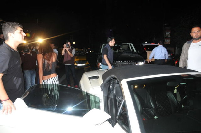 İkili, geç saatlere kadar bir gece kulübünde eğlendi.