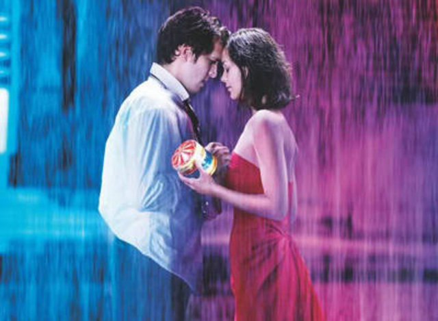 yakınlaştırır. Bu oyun aracılığı ile sık sık birbirlerinin acılarını dindirmek için çaba sarf ederler. Ancak bir açıdan bu oyun, onların birbirleri için yaratılmış olma ihtimalleri gerçeğini savuşturuyor da olabilir.