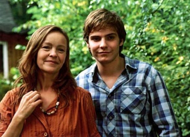 Berlin Duvarı yıkılmış; kapitalizm, Doğu Almanya'da kendisini göstermeye başlamıştır. Alex, annesinin zaten hassas olan sağlığını düşünerek bu gerçekleri ondan saklamaya karar verir! Ama bu hiç de kolay olmayacaktır.