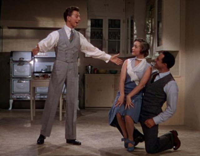 YAĞMUR ALTINDA / SINGIN IN THE RAIN - Don Lockwood, kendi yeteneklerini günden güne bileyerek geldiği bu son noktada, nihayet beyazperdenin en çok aranan ve en çok parıldayan yıldızlarından biri haline gelmiştir.