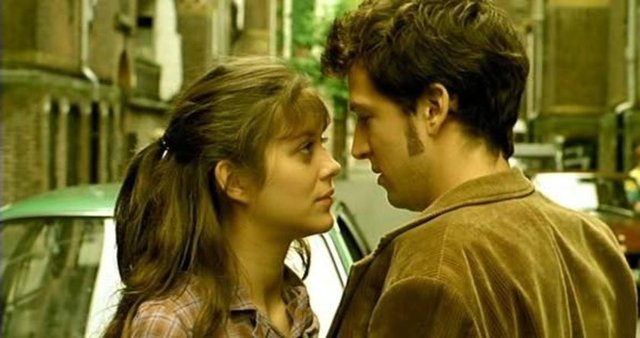 CESARETİN VAR MI AŞKA / JEUX D'ENFANTS - Birbirlerinin en iyi arkadaşları olan Julien ve Sophie, çocukken başladıkları tuhaf oyunu, yetişkinlik dönemlerinde de sürdürürler. Korkusuzluk içeren bir tür yarışmadır bu oyun.