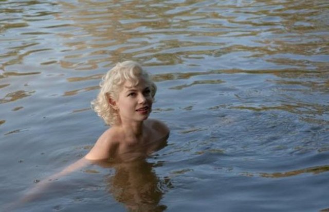MARILYN İLE BİR HAFTA / MY WEEK WITH MARILYN1956 yılının yazında, 23 yaşında genç bir delikanlı olan Colin Clark (Eddie Redmayne), Oxford'da okuduğu bölümü terk ederek, sinema sektörüne girer
