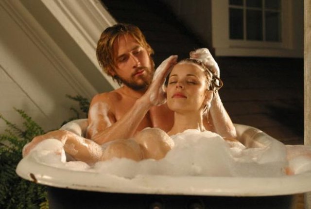 Güney Carolina'da yer alan Seabrook Adası'na Allie Hamilton isimli 17 yaşında bir genç kız gelir. Ailesiyle birlikte tatile gelen Allie, burada yaşayan Noah isimli bir gençle yakınlaşmaya başlar.