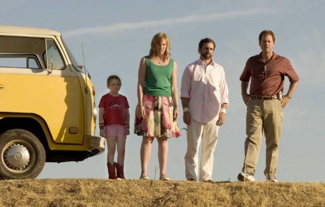 KÜÇÜK GÜN IŞIĞIM / LITTLE MISS SUNSHINE - Hoover ailesi, uzaktan bakılırsa oldukça sıradan ve modern bir Amerikan ailesidir. Ancak birbirlerine taban tabana zıt üyeleriyle ve çatışmalarıyla aslında hiç de öyle değildir.