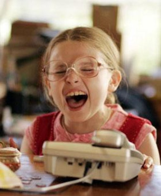 Küçük, akıllı ancak şişman kızları Olive'in tüm hayali ülkenin öteki yakasında düzenlenecek bir güzellik yarışmasına katılmaktır. Eski bir minibüse atlayarak yola çıkan aile, bu yolda bir aile olmanın ne demek olduğunu yeniden keşfedecektir.