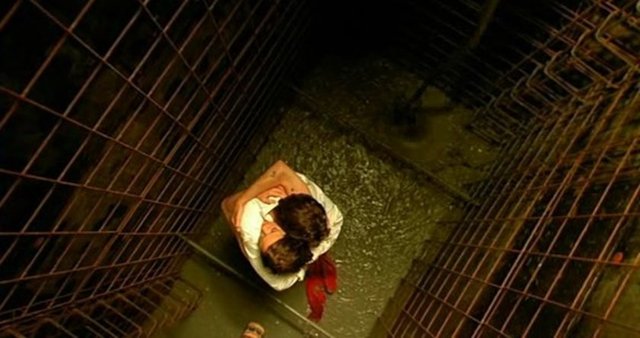 Cüretkar hünerlerini ortaya koyarak birbirlerini yenmeye çalışırlar. Sophie'nin Polonya kökenli olduğu için ırk ayrımı yapan çocuklarca tacizi ve Julien'in hasta annesi ve sorunlu babası nedeni ile yaşadıkları, her ikisini birbirlerine daha da fazla