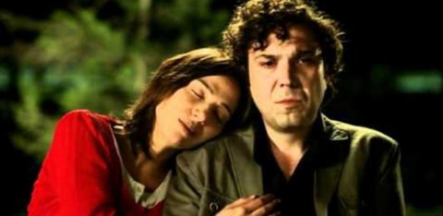 fakat ertesi sabah uyandığında kısacık bir not bırakan Duygu çoktan evi terk etmiştir.Aradan zaman geçer, Metin yine aynı barda Duygu ile karşılaşır. Duygu yine Metin'e misafir olur. Bu günden sonra Duygu sık sık Metin'de kalır.