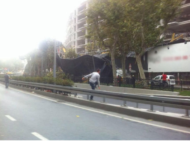 Olay yerine ambulans ve itfaiye araçları sevk edildi. Bazı araçlar enkaz altında kalırken, biri ağır 5 kişi yaralandı. Ayrıca  çöken inşaat iskelesi nedeniyle Taksim altgeçidi trafiğe kapatıldı.