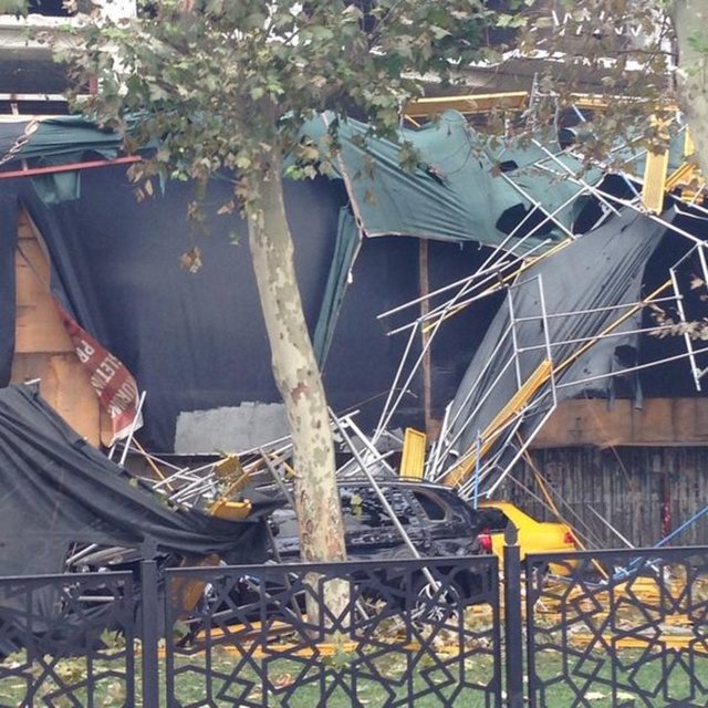 Enkaz altında kalan iki araç böyle görüntülendi.