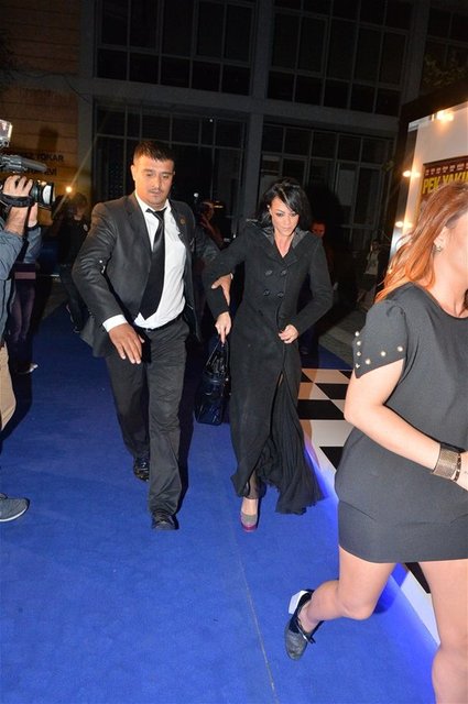 Taksiyle apar topar partiye gelen Derya, Yılmaz ve Ozan Güven'le karşılıklı göbek attı.