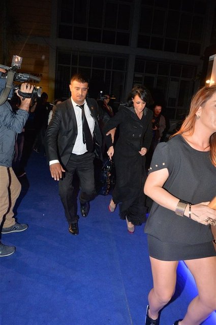 Yılmaz gece yarısı dansöz isteyince aynı semtte oturan dansöz Derya çağrıldı.