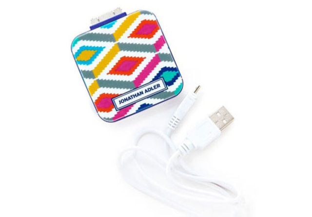 Renkli bir taşınabilir şarj. Jonathan Adler 35 $